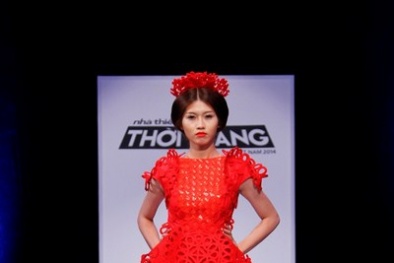 Biến hóa tài tình với trang phục làm từ nguyên liệu lạ